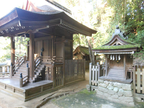 石上神宮の摂社・出雲建雄神社（左） - ぶっちゃけ古事記