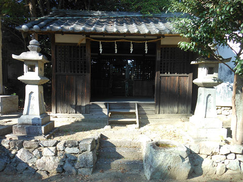 伊射奈岐神社 拝殿の左手にあるお社 - ぶっちゃけ古事記