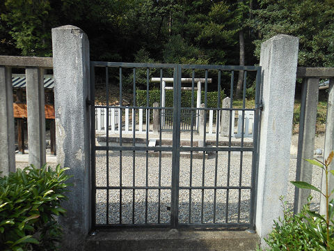 大山守命墓「那羅山墓」の拝所、鉄扉で厳重に管理されている