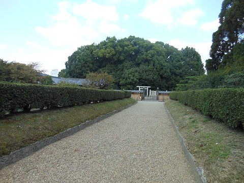 開化天皇陵「春日率川坂上陵」、三条通の入口から少し入ったところからの遠景 - ぶっちゃけ古事記