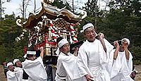 石田神社(さぬき市) - 10月に秋季例大祭、23人もの奴が、3基の神輿の前を踊り進む