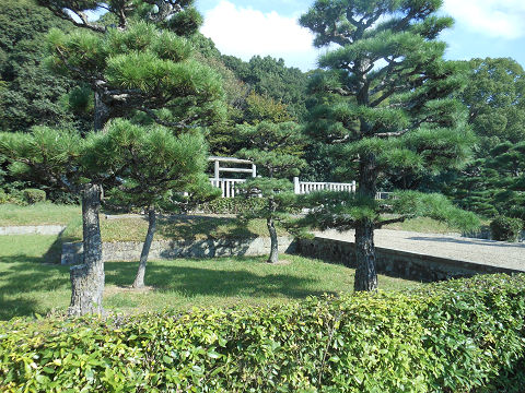 景行天皇陵「山邊道上陵」拝所左側から - ぶっちゃけ古事記