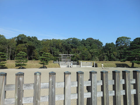 神武天皇陵の拝所、左側のショット - ぶっちゃけ古事記