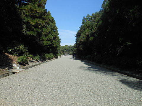 神武天皇陵の参道。拝所がようやく近づいてきたところ - ぶっちゃけ古事記
