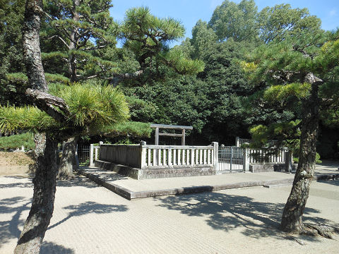 綏靖天皇陵「桃花鳥田丘上陵」 - ぶっちゃけ古事記