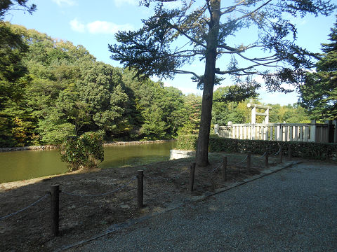 日葉酢媛命陵「狭木之寺間陵」、つまり第十一代垂仁天皇の後の皇后ヒバスヒメの陵墓、拝所やその奥の陵墓本体を望む - ぶっちゃけ古事記