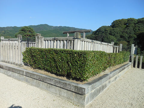 崇神天皇陵「山邊道勾岡上陵」拝所右手から、陵墓本体 - ぶっちゃけ古事記