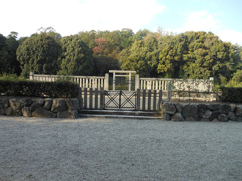 五社神古墳(奈良県・奈良市)、神功皇后陵「狹城楯列池上陵」の拝所と陵墓、遠景 - ぶっちゃけ古事記