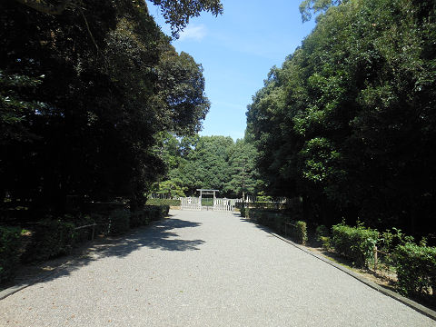 綏靖天皇陵の参道から拝所を望む - ぶっちゃけ古事記