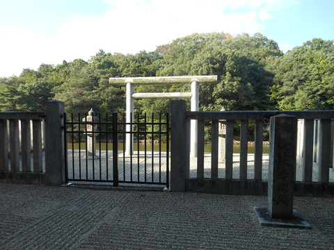 日葉酢媛命陵「狭木之寺間陵」、つまり第十一代垂仁天皇の後の皇后ヒバスヒメの陵墓の拝所 - ぶっちゃけ古事記