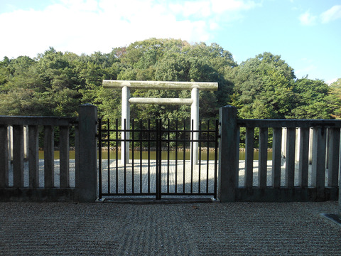 日葉酢媛命陵「狭木之寺間陵」、つまり第十一代垂仁天皇の後の皇后ヒバスヒメの陵墓の拝所から、その奥の陵墓本体を望む - ぶっちゃけ古事記