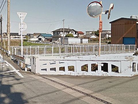 狭田国生神社付近を流れる外城田川