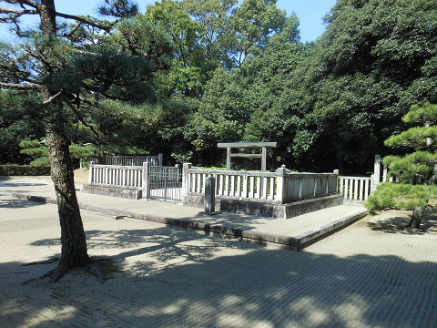 綏靖天皇陵の拝所、右側から撮影 - ぶっちゃけ古事記