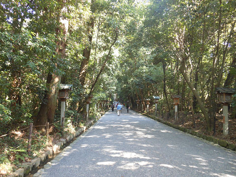 大神神社、二の鳥居をくぐった後の参道 - ぶっちゃけ古事記