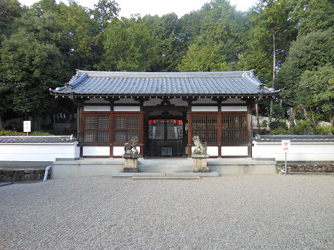 五社神古墳（奈良県、奈良市）、神功皇后陵「狹城楯列池上陵」近くにある山陵八幡神社の境内から拝殿を望む - ぶっちゃけ古事記
