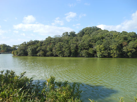 宇和奈辺・小奈辺古墳、いわゆるウワナベ古墳。仁徳天皇の後の皇后ヤタノの陵墓と推定される陵墓参考地 南南東から - ぶっちゃけ古事記