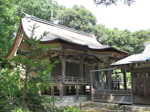 気多神社 三間社流造の本殿は、木割りが大きく、虹梁・拳鼻・手挟の手法が室町時代の特質を残している - Wikipedia