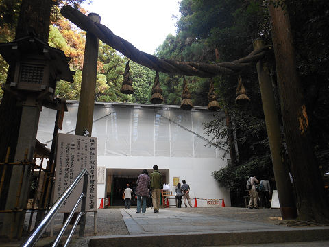 狭井神社(拝殿はお屋根檜皮葺替工事中でした)