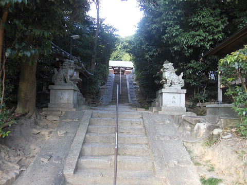 五社神古墳（奈良県、奈良市）、神功皇后陵「狹城楯列池上陵」近くにある山陵八幡神社の参道 - ぶっちゃけ古事記