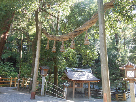 大神神社の拝殿前、南側の出口から手水舎を望む - ぶっちゃけ古事記