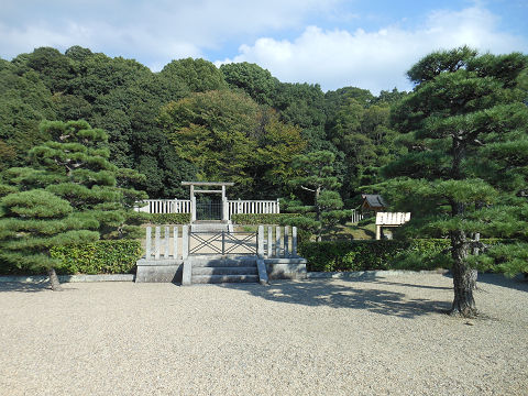 景行天皇陵「山邊道上陵」拝所とその前の広場 - ぶっちゃけ古事記