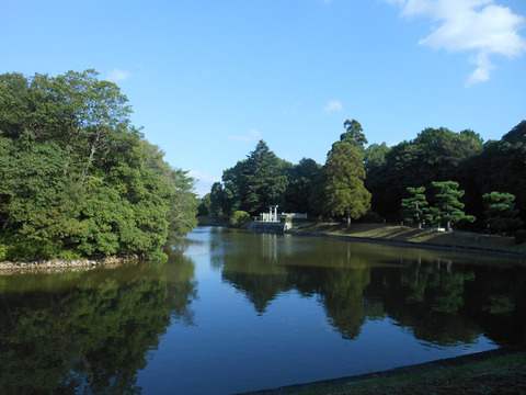 日葉酢媛命陵「狭木之寺間陵」、つまり第十一代垂仁天皇の後の皇后ヒバスヒメの陵墓の西側から拝所、周濠、陵墓 - ぶっちゃけ古事記