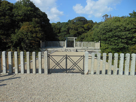 磐之媛命陵「平城坂上陵」、つまりイワノの陵墓であるヒシアゲ古墳の拝所　正面 - ぶっちゃけ古事記