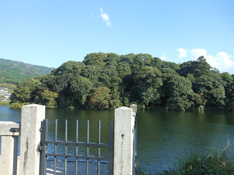 崇神天皇陵「山邊道勾岡上陵」お堀と陵墓本体 - ぶっちゃけ古事記