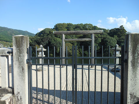 崇神天皇陵「山邊道勾岡上陵」拝所から陵墓本体を望む - ぶっちゃけ古事記