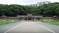 福岡縣護國神社 - 福岡市街地の中心に広大な緑が残る、高さ13メートルのヒノキ製大鳥居