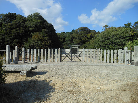 磐之媛命陵「平城坂上陵」、つまりイワノの陵墓であるヒシアゲ古墳の拝所　遠景 - ぶっちゃけ古事記