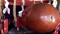どんつく神社 - 伊豆・稲取の奇祭「どんつく祭」の御神体“男根神輿”を保管