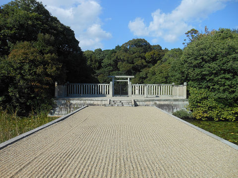 磐之媛命陵「平城坂上陵」、つまりイワノの陵墓であるヒシアゲ古墳の拝所　近景 - ぶっちゃけ古事記