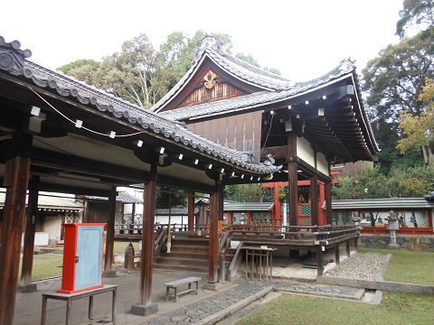 氷室神社（奈良）の拝殿・舞殿、右手から - ぶっちゃけ古事記