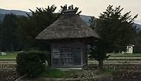 荒神神社(遠野市) - 「遠野遺産」第37号の権現様、田畑の中に茅葺屋根の小さな社殿