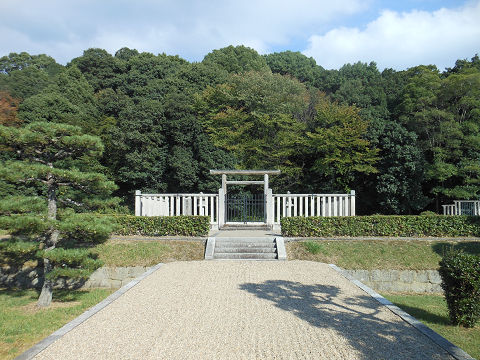 景行天皇陵「山邊道上陵」拝所近撮 - ぶっちゃけ古事記