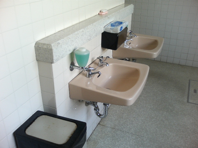 競馬学校トイレ探索 人間的な暮らしの手錠の鍵と