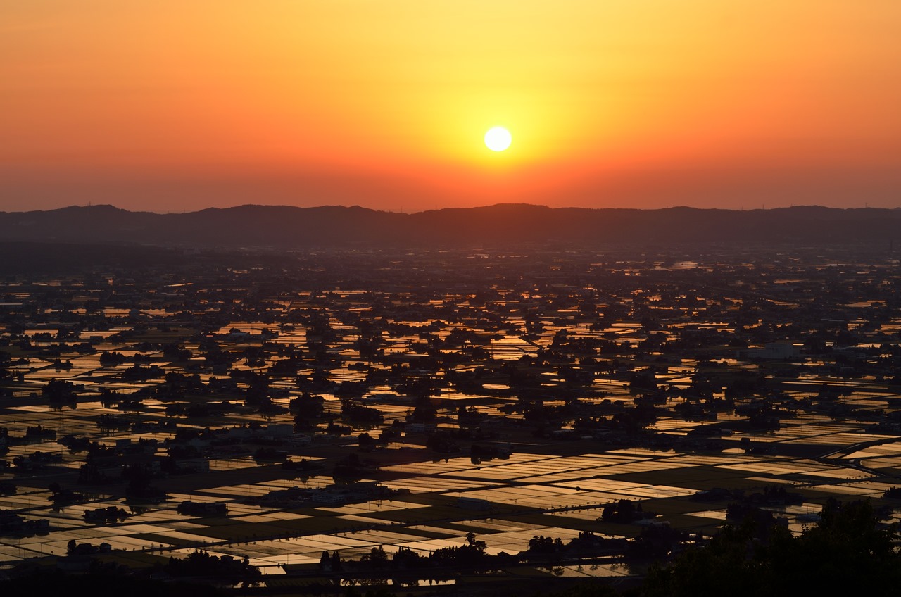 散居村展望台から見る夕日 葡萄入りココア