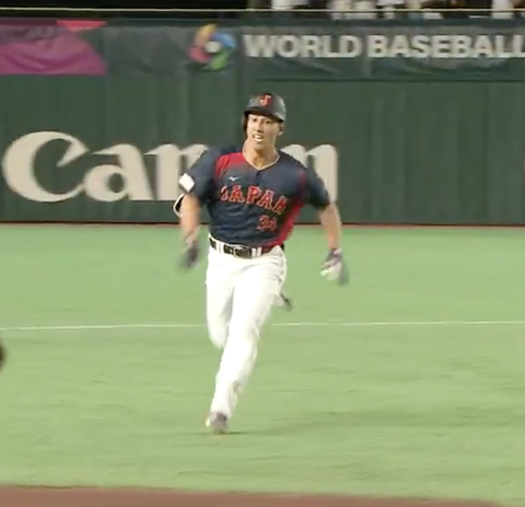 吉田正尚さん可憐な走りでスリーベース