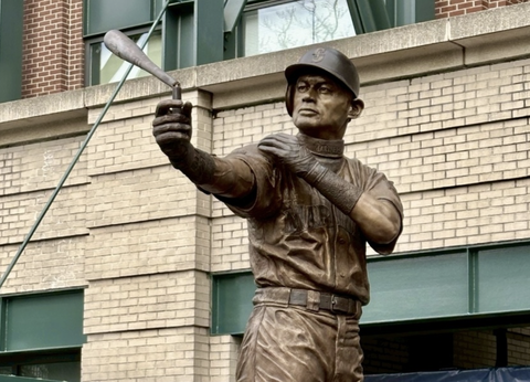 イチロー氏の銅像がマ軍本拠地に誕生　バット折れるハプニングに爆笑「まさか」…妻＆愛犬と出席