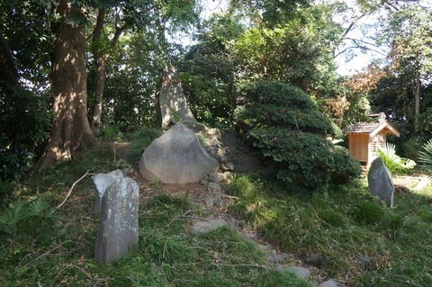 DSC07752神明社背後の富士塚 (2)