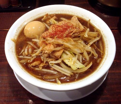 肉盛りラーメン・醤油（味玉入り）