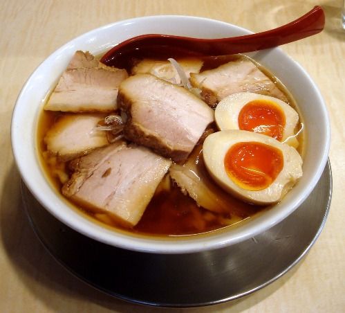 チャーシューめん（醤油）+味玉-麺や七彩