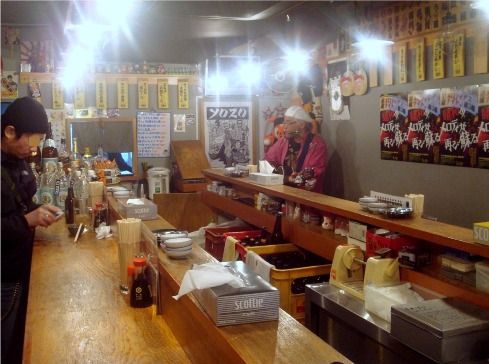魚屋よ蔵の店内
