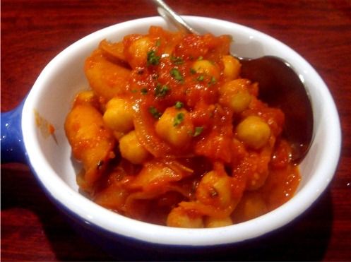 葡萄酒場-ひよこ豆と辛口ウインナーのトマト煮