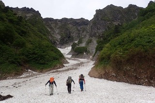 s-04雪渓を行くP6061237