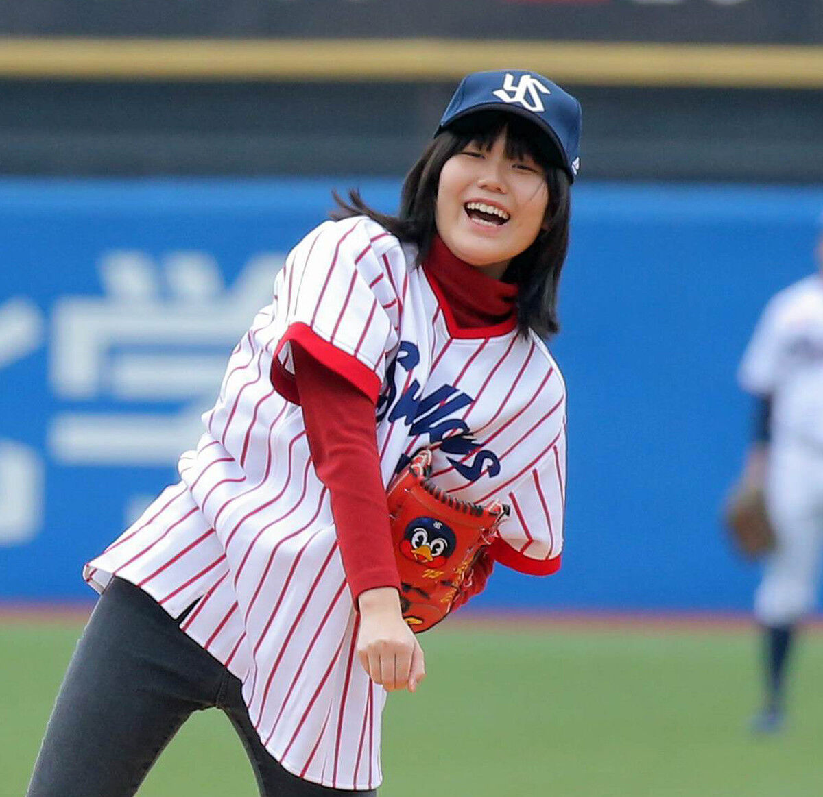 野村克也さん追悼試合 孫の彩也子さんが始球式 92年ノムさんが着ていたユニホームで 愛loveジャイアンツ 野村克也さん追悼試合 孫の彩也子さんが始球式 92年ノムさんが着ていたユニホームで 愛loveジャイアンツ