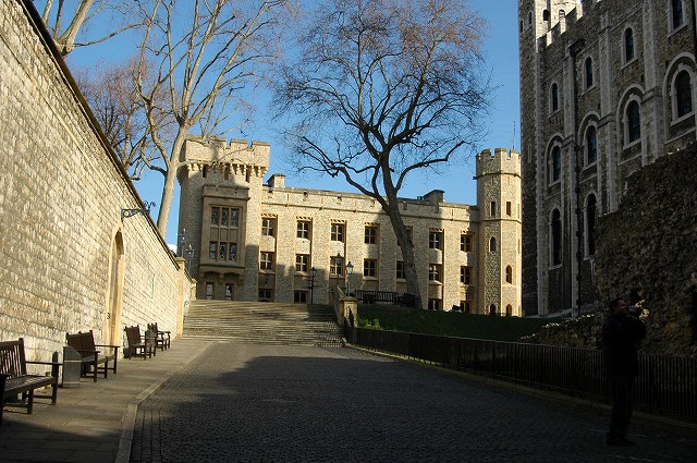 内側の城壁の扉をくぐり、内部へ。