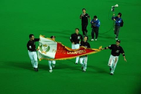 チャンピオンフラッグを持って駆けて来る