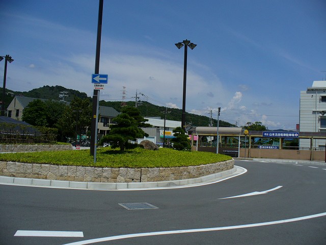 山本駅駅前広場